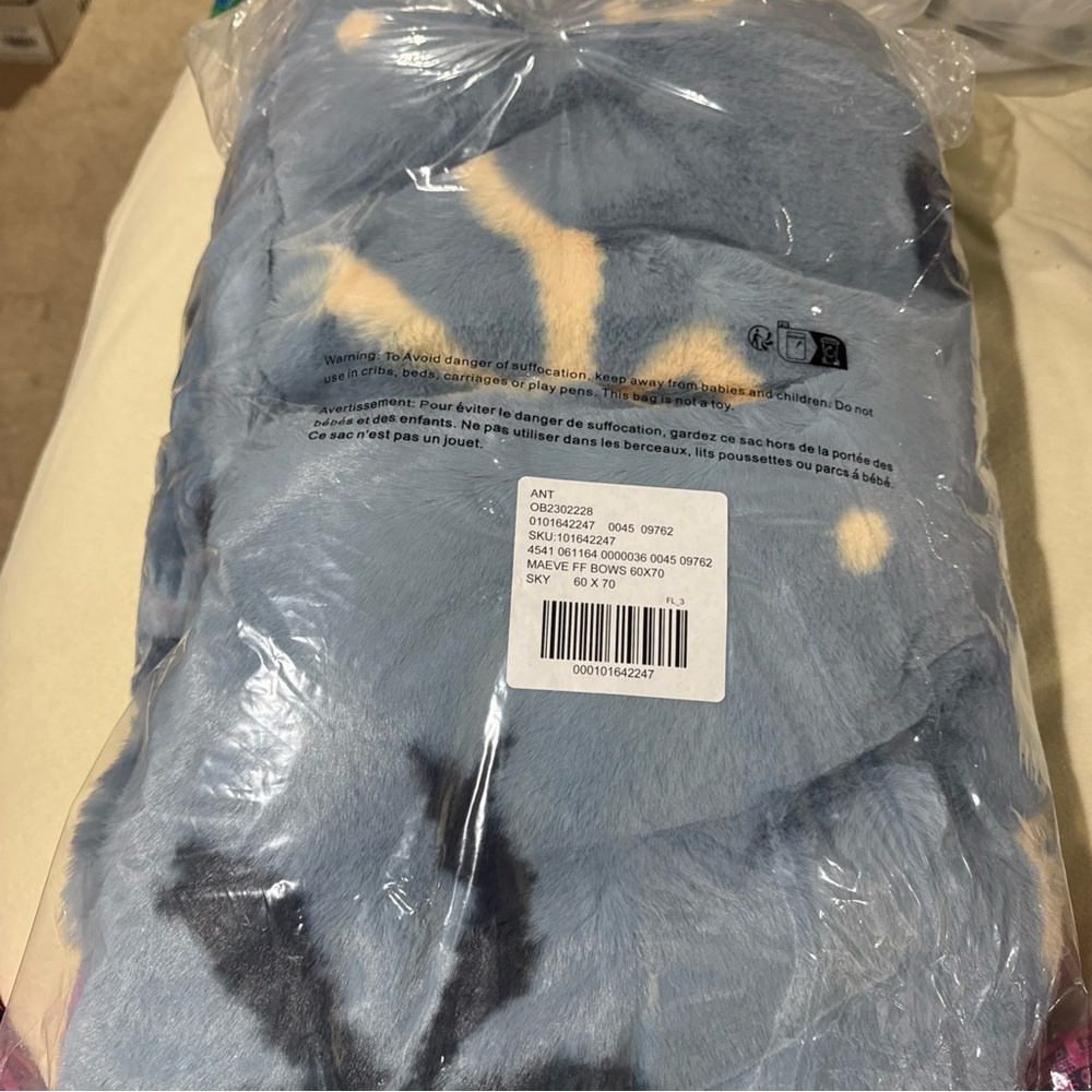Anthropologie Blue and Cream Bow Pattern Throw fur blanket heavy new - Picture 3 of 5